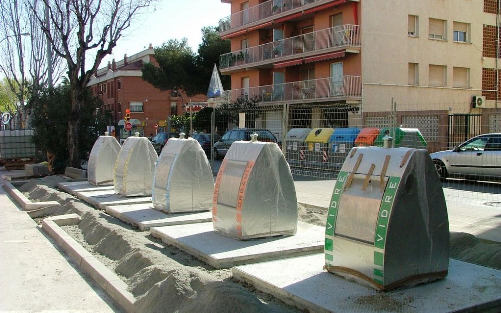 Illa de contenidors a l'av. Carles III (a tocar de l'av. Montevideo)