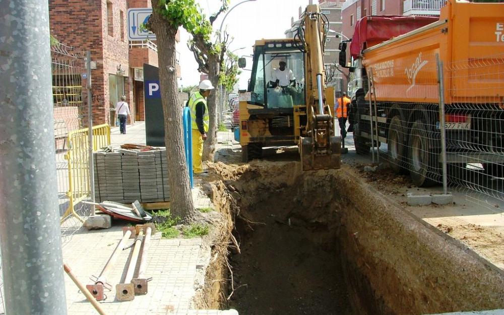 Obra prèvia per a la instal·lació d'una illa de contenidors soterrats al carrer Narcís Monturiol, davant de la plaça Andreu Teixidó.