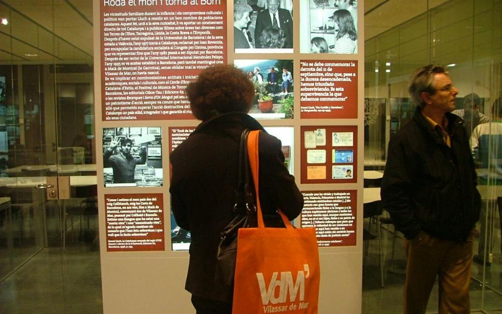 Un dels plafons de l'exposició "Ernest Lluch, l'esforç de construir un país"