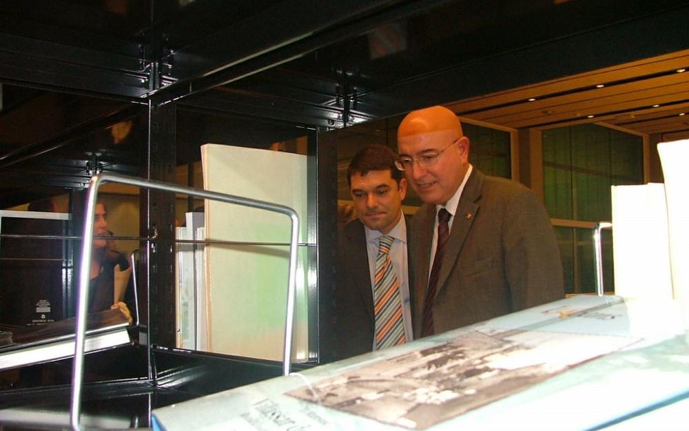 El Conseller de Cultura i l'alcalde, a la zona del fons local