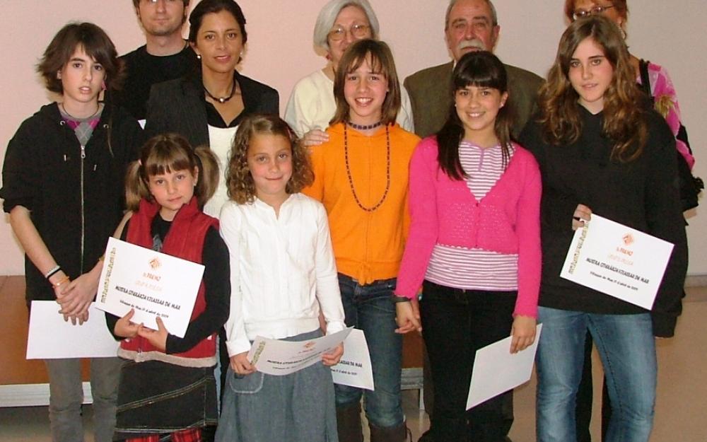 Fotografia de grup dels guanyadors amb la regidora de Cultura