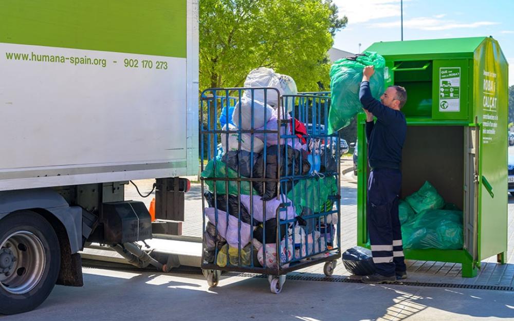 Humana recollida de roba usada