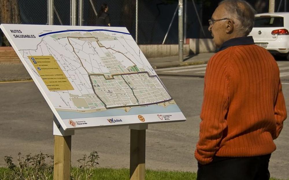 Tòtem amb el mapa de les rutes