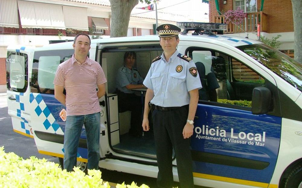 El regidor de Governació, Ismael Duran, i el cap de la Policia Local, Lluís López, durant la presentació del nou vehicle