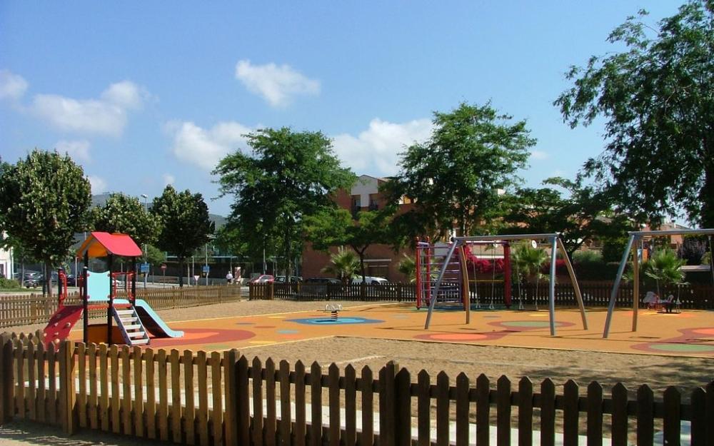 Nova zona infantil a la plaça de la Muralla
