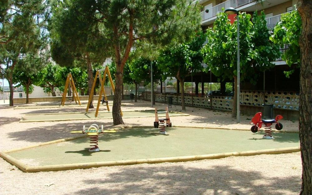 Nova zona infantil a la plaça Maria Vidal