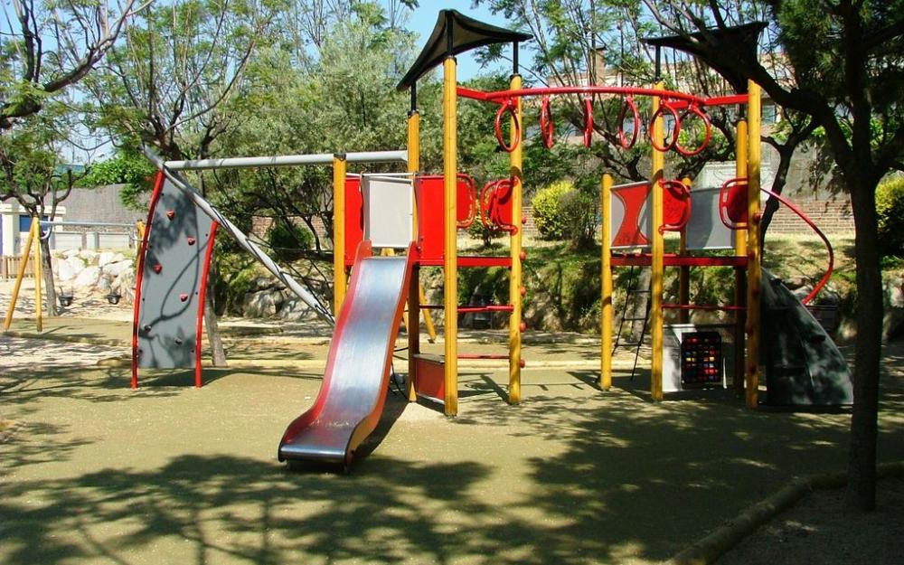 Nova zona infantil a la plaça Monjo i Pons
