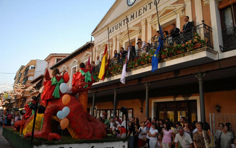 L'alcalde de Vilassar de Mar acompanyat pels regidors de Governació i el d'Esports i Joventut al balcó de l'Ajuntament de Daimiel durant el tret de sortida a la Festa.