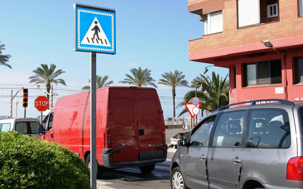Senyal lluminós a la rotonda d'Escultor Monjo