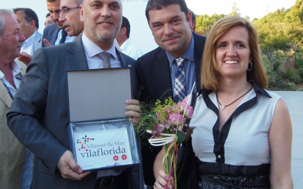 La comitiva vilassarenca amb el guardó rebut
