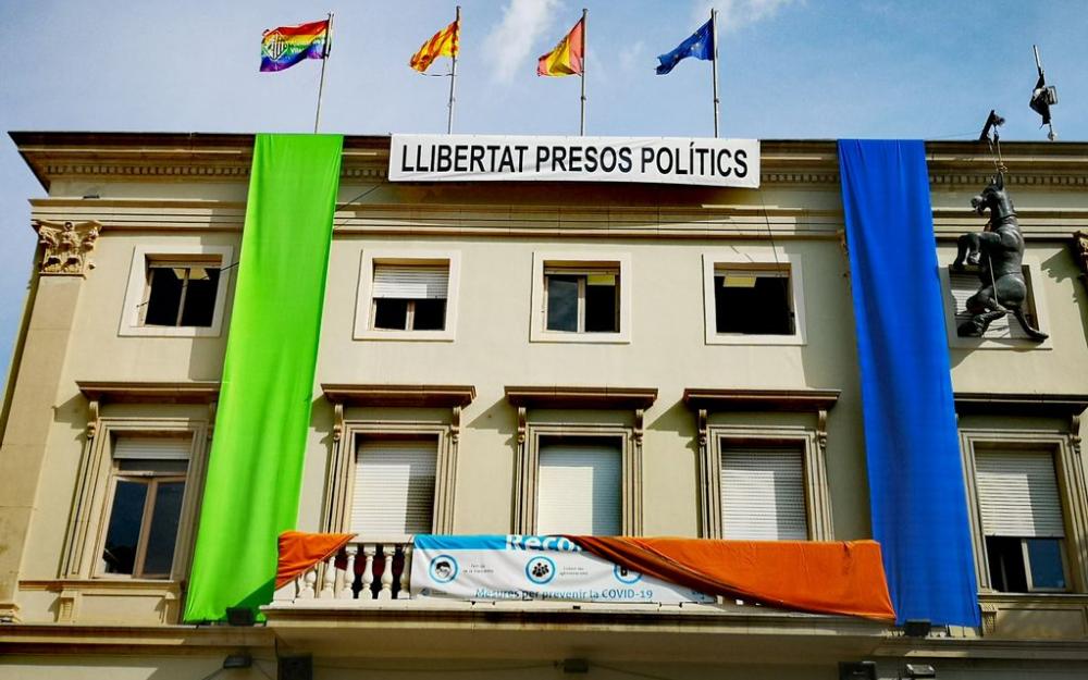 Bandera LGTBI consistori