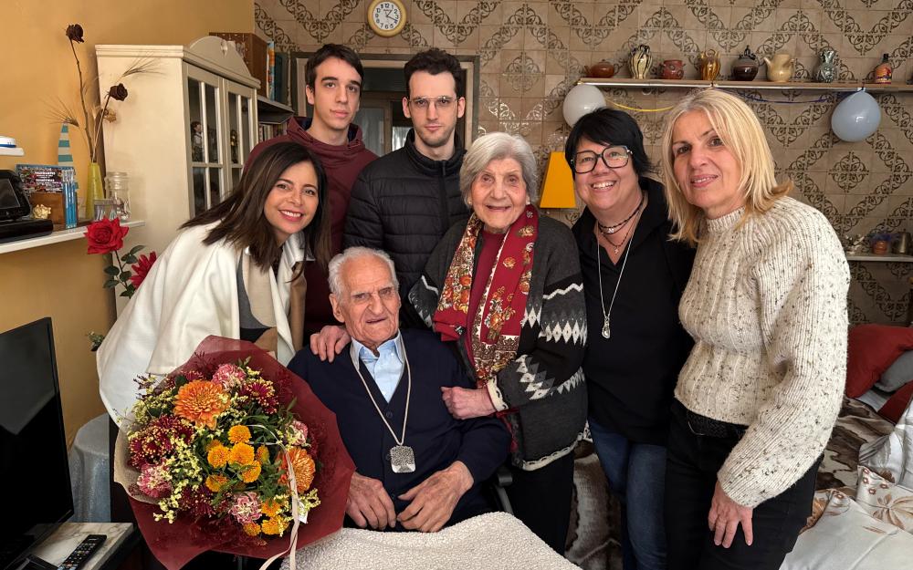Josep Casadellà, acompanyat de la seva família, l'alcaldessa Laura Martínez i la regidora de Gent Gran Montserrat Ferri
