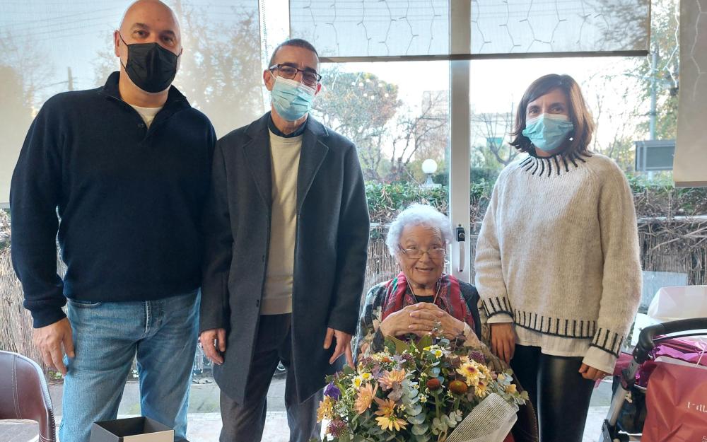 La regidora Núria Arasa, el regidor Joan Roca i el director general d'Acció Cívica i Comunitària de la Generalitat feliciten Conxita Alsina