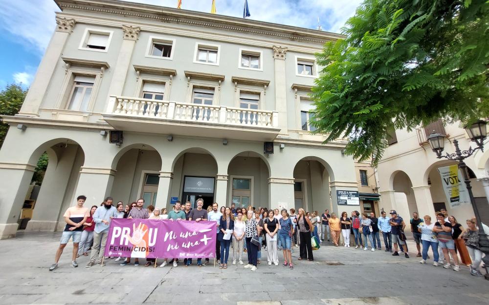 Minut de silenci pel feminicidi a Tarragona