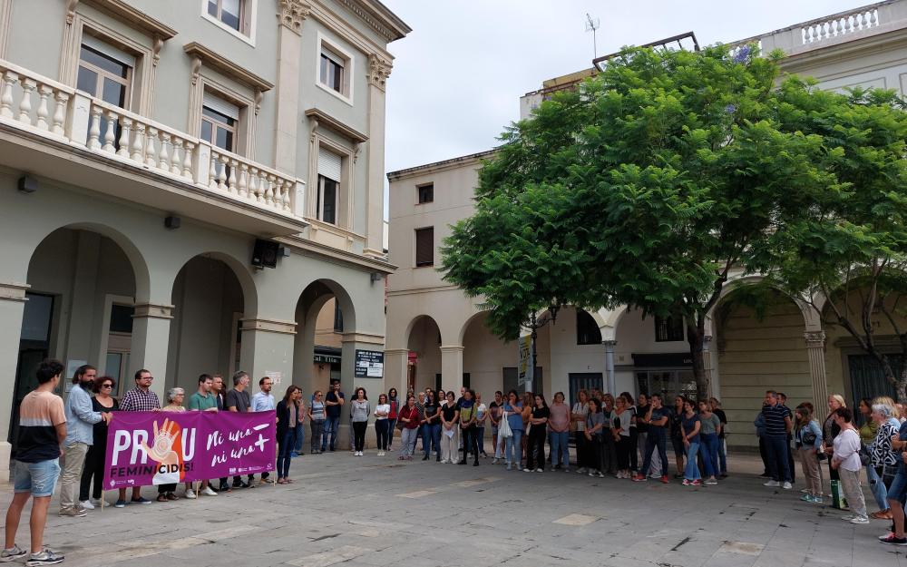 Minut de silenci pel feminicidi a Tarragona