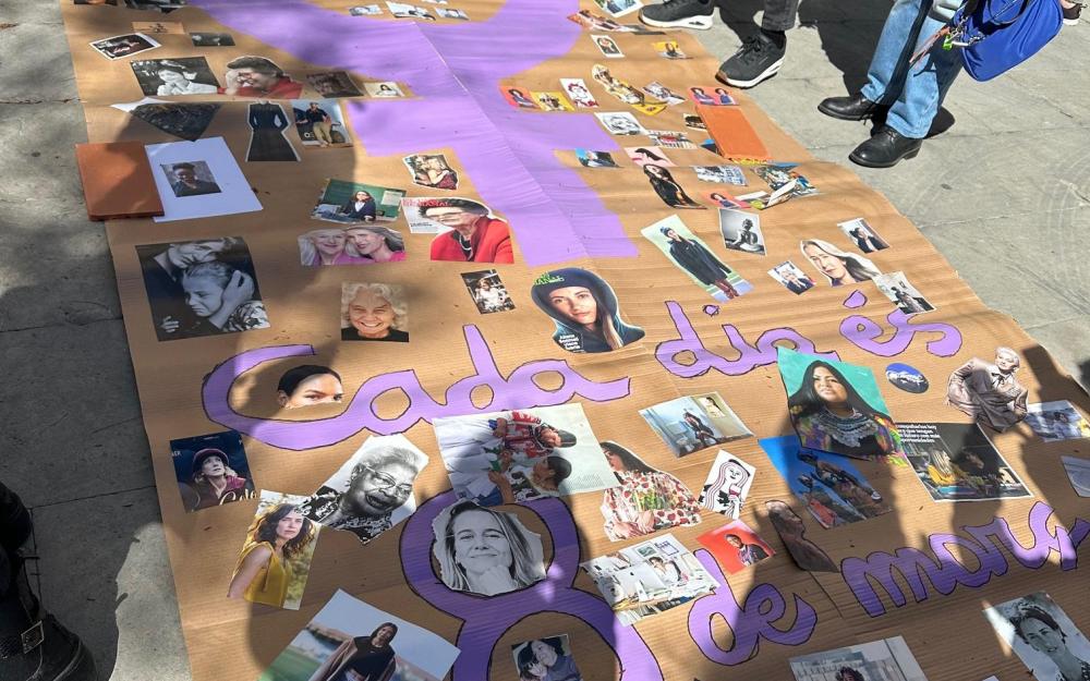 Mural de les entitats feministes amb motiu del 8M