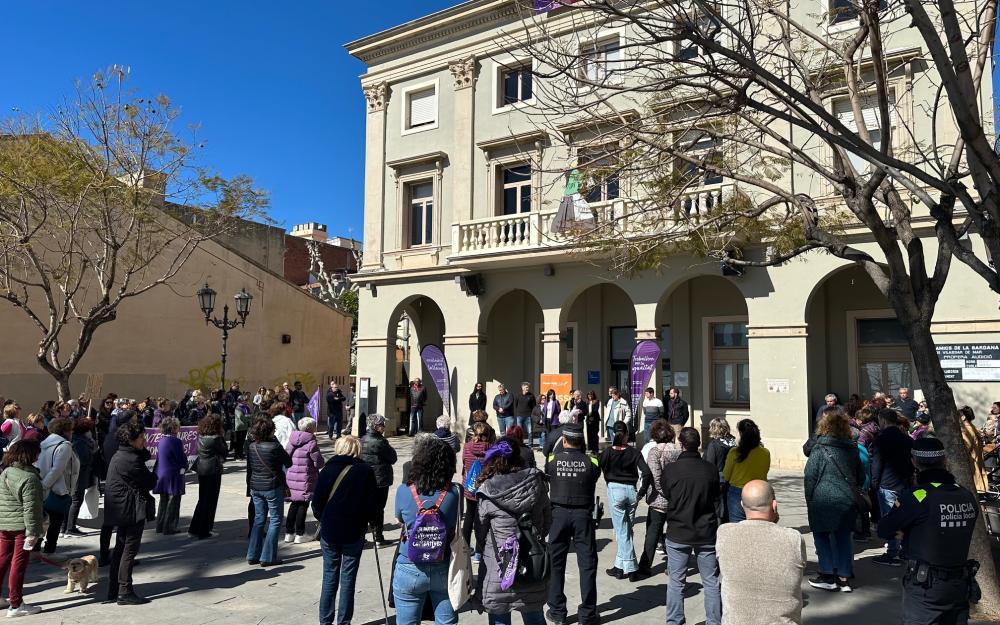 Assistència a la lectura del manifest institucional