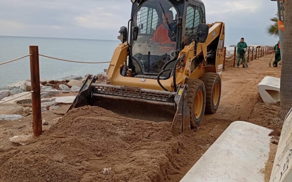 Els serveis de neteja treballen per retirar la sorra del Passeig Marítim