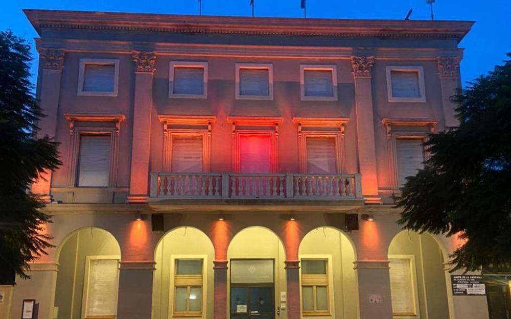 Façana de l'Ajuntament il·luminada de color taronja