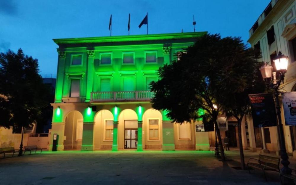 La façana de l'Ajuntament de verd amb motiu del Dia Mundial contra el Càncer