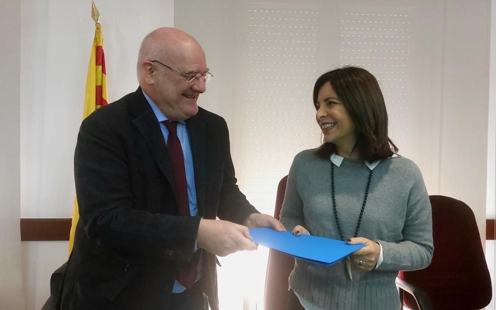 Joan Lluís Pérez, catedràtic de dret constitucional de la UAB, ha entregat el document a l’alcaldessa