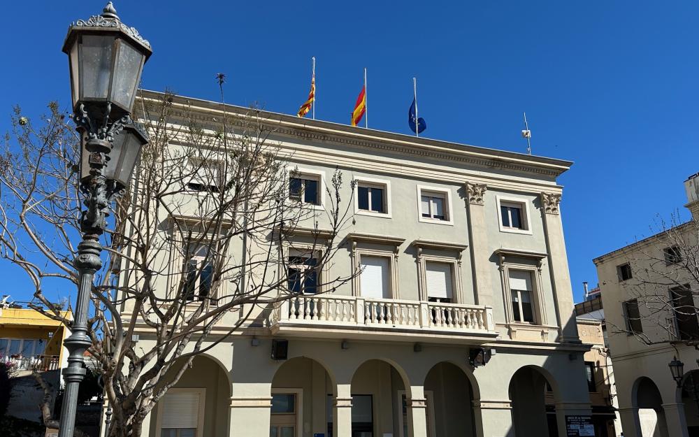 Banderes a mig pal al consistori