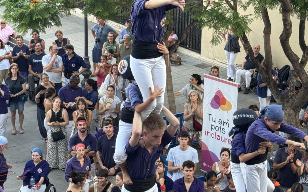 Castells a la plaça de l'Ajuntament amb Capgrossos de Mataró i Xics de Granollers