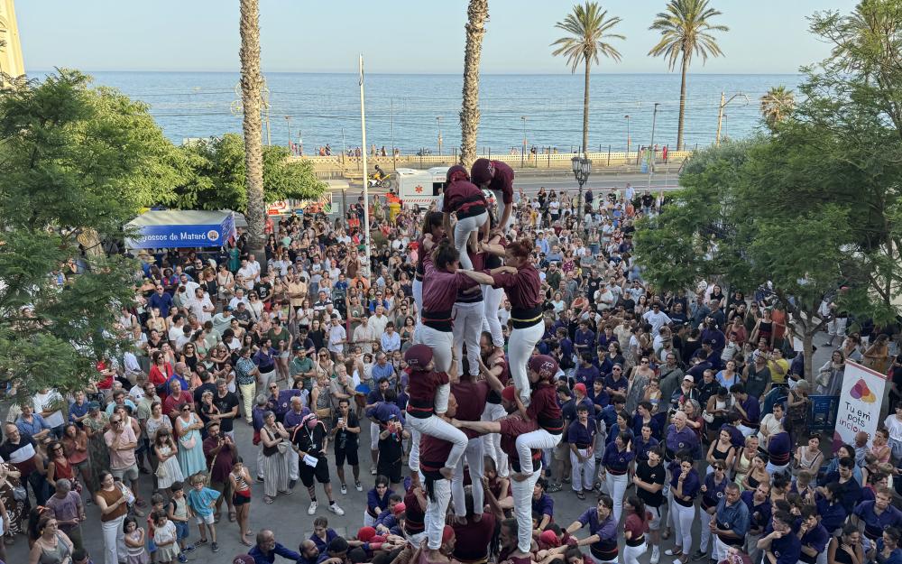 Castells a la plaça de l'Ajuntament amb Capgrossos de Mataró i Xics de Granollers