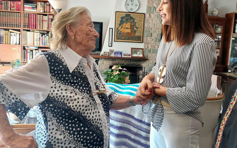 Visita a l'àvia centenària Maria Luisa López