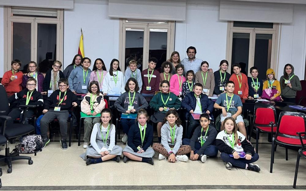 Els membres del Consell d'Infants del curs 2022-2023 amb el regidor d'Ensenyament i la regidora de Participació ciutadana