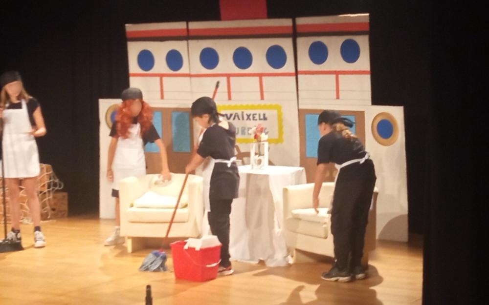 Representació teatral per part de l'escola Vaixell Burriac
