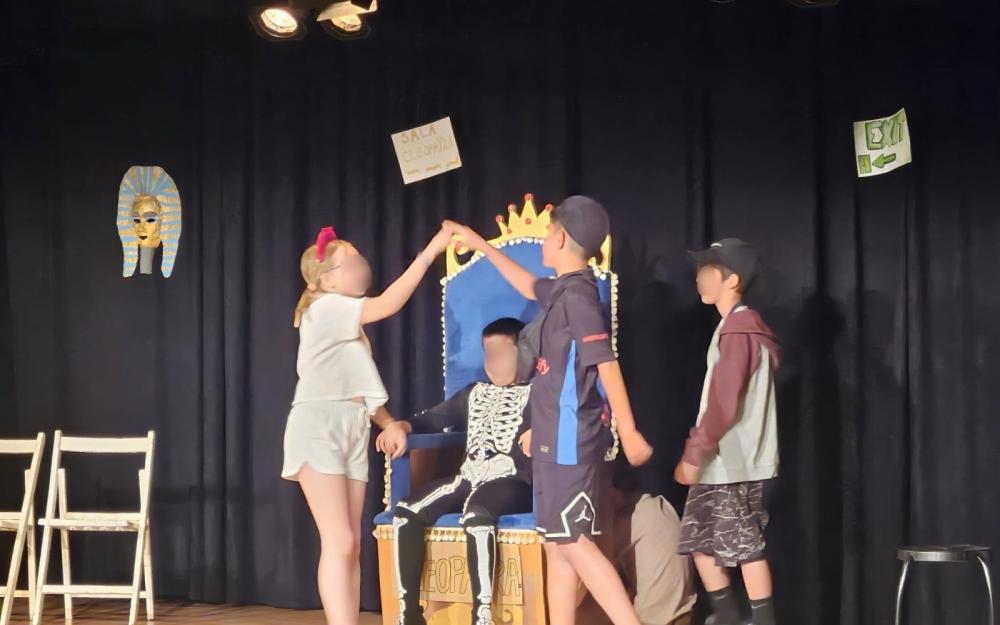 Representació teatral per part de l'escola Vaixell Burriac