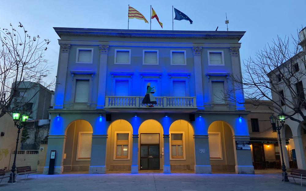 Façana de l'Ajuntament il·luminada de color blau