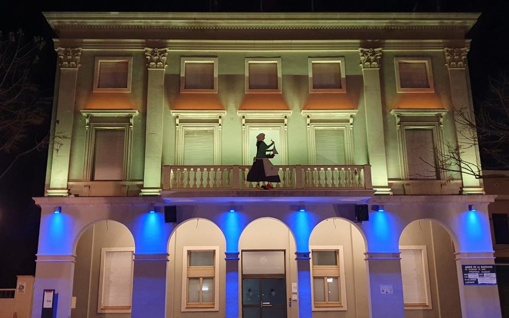 Façana de l'Ajuntament il·luminada de color groc i blau