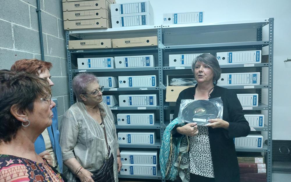 L'arxivera mostra un dels discos de pedra de la sala de la fonoteca