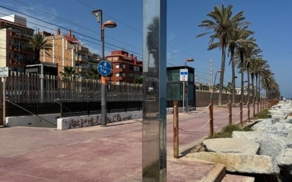 Dutxa davant de l'estació de RENFE Vilassar de Mar