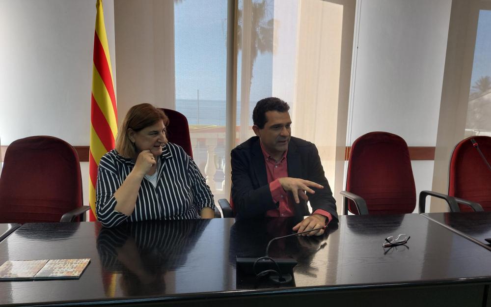 La regidora Marta Rovira i el regidor Jordi Tapias donant la benvinguda als alumnes que participen en el Programa Erasmus+ 