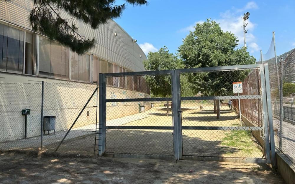 Accés a l'espai d'espai d'esbarjo per a gossos de l'av. Eduard Ferrés