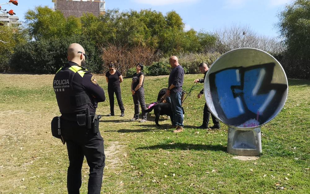 Pràctiques de formació d'unitats canines al parc de La Mar Xica