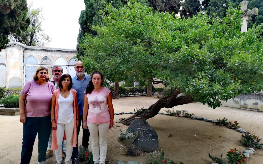 Ofrena floral a l'espai de dol perinatal del cementiri