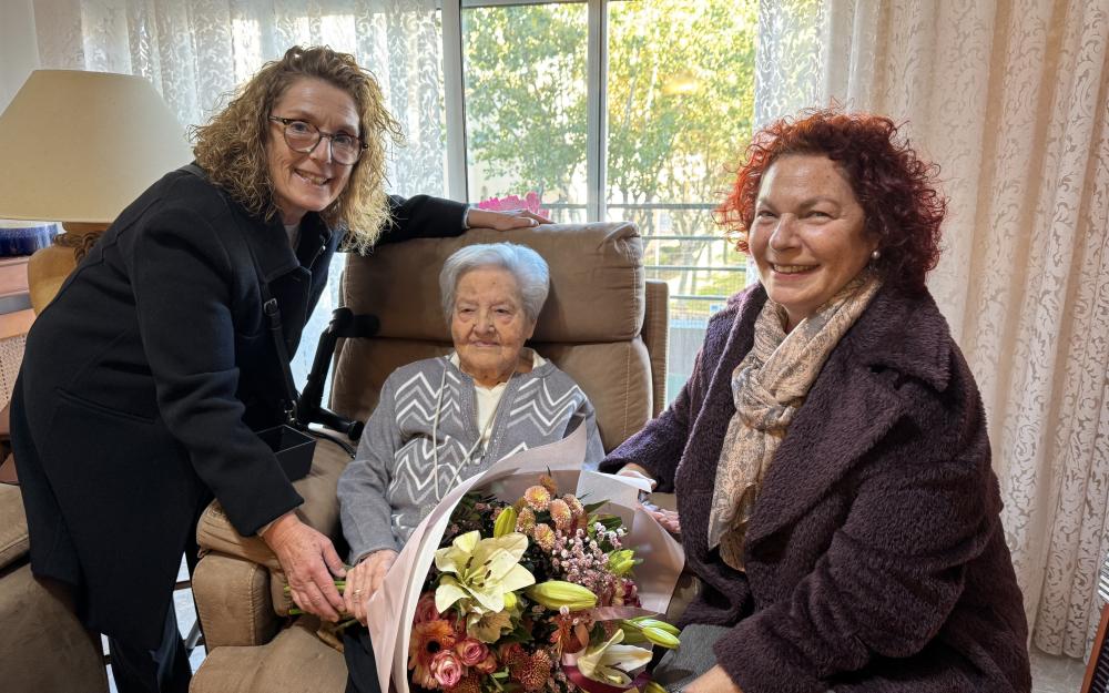 L'alcaldessa, Elena López, i la regidora de Gent Gran, Virginia Gérez, visiten la Francisca pel seu aniversari