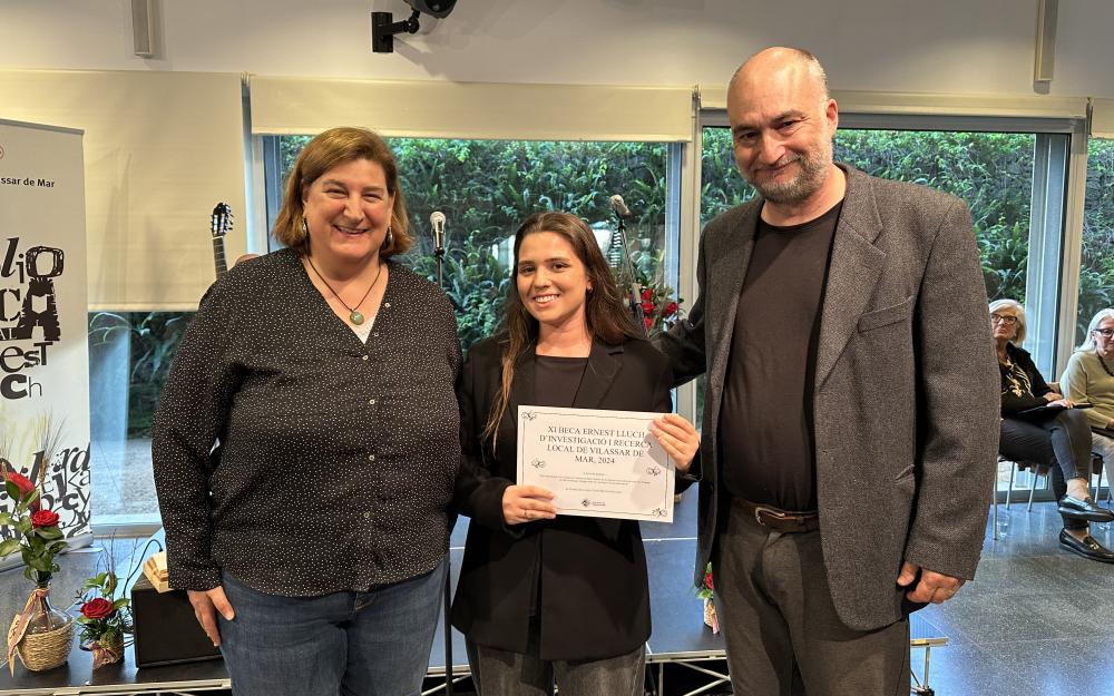 Cristina Durà Lahoz i Carles Barriocanal Lozano, guanyadors de la XI Beca Ernest Lluch, amb la regidora de Cultura, Marta Rovira