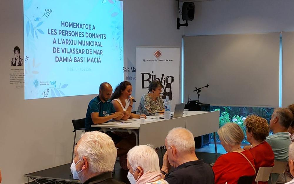 Alcalde, regidora i arxivera en l'homenatge als donants de l'Arxiu