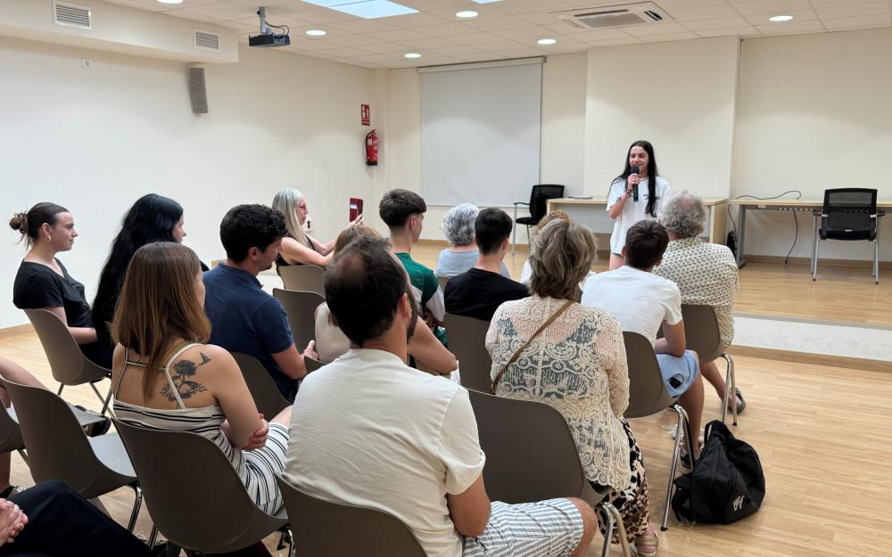 Una alumna parlant de la seva experiència en les pràctiques.