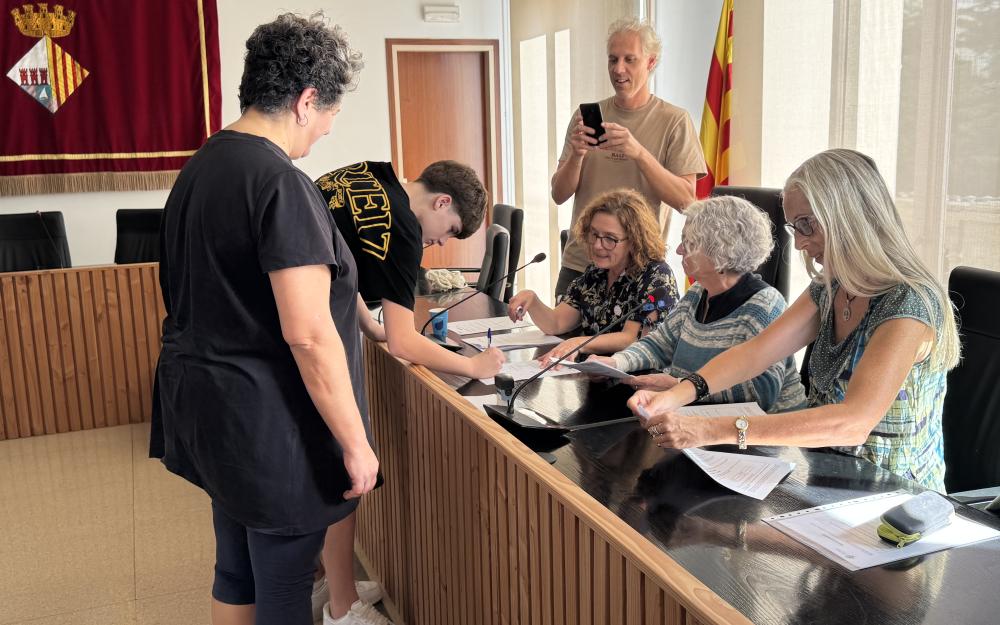 Els alumnes signen els convenis de col·laboració