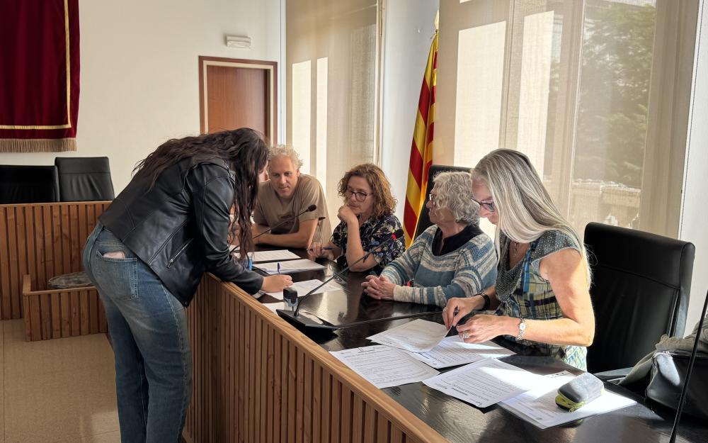 Els alumnes signen els convenis de col·laboració