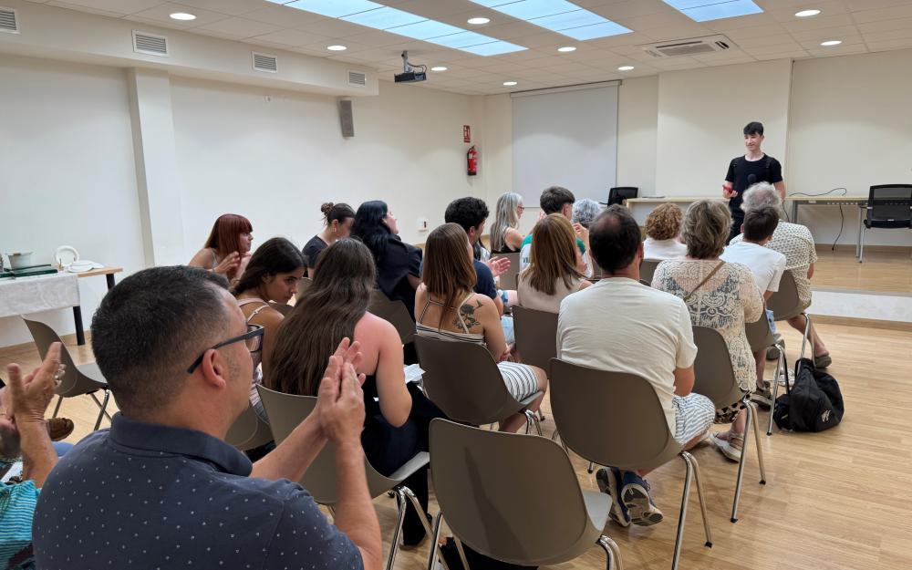 Un alumne parlant de la seva experiència en les pràctiques.