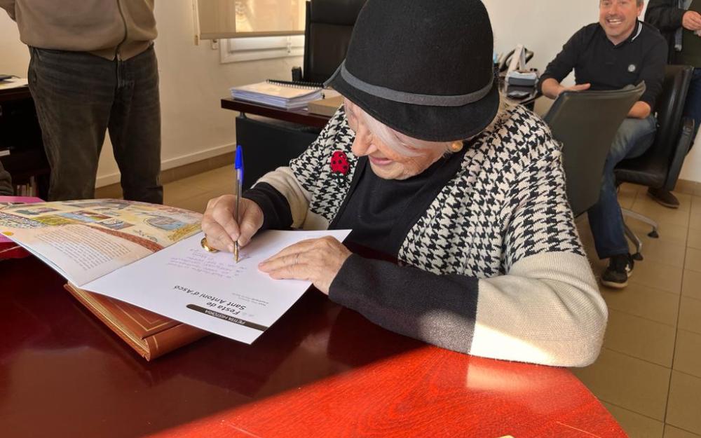 Pilarín Bayés signa el llibre d'honor