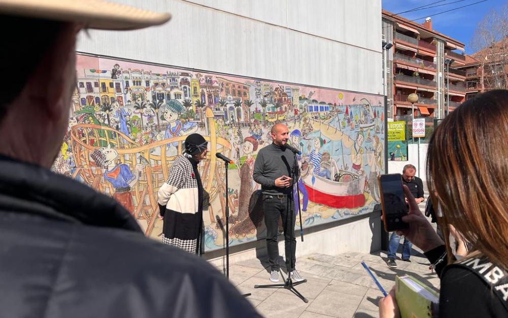 Pilarín Bayés, al mural del Mercat Municipal