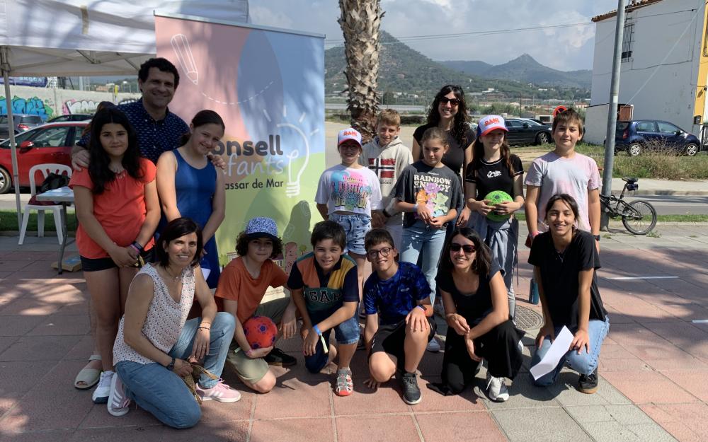 Membres del Consell d'Infants amb representants institucionals i de coordinació